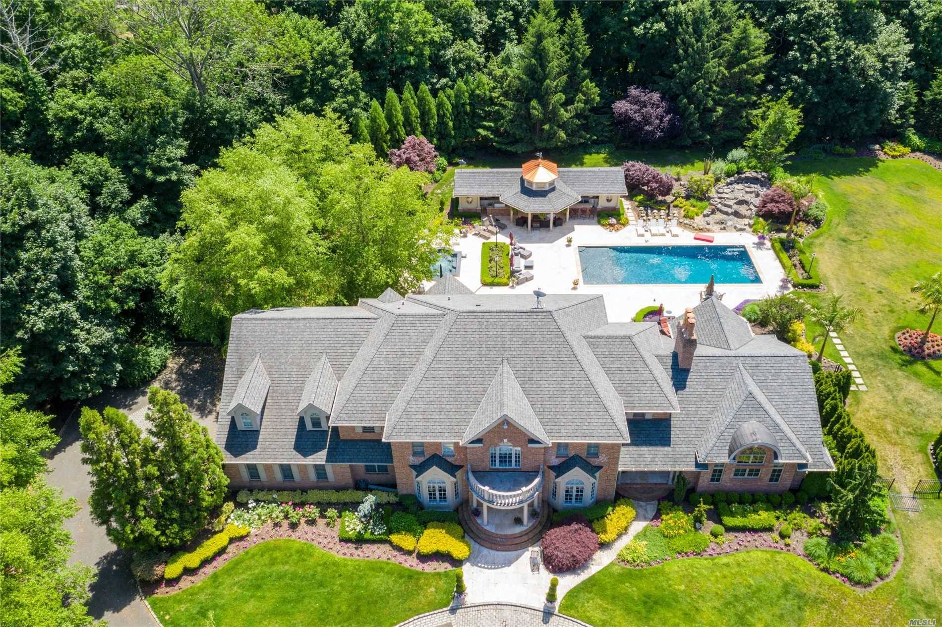 Experience the very best of what a new estate has to offer on Long Island's North Shore.