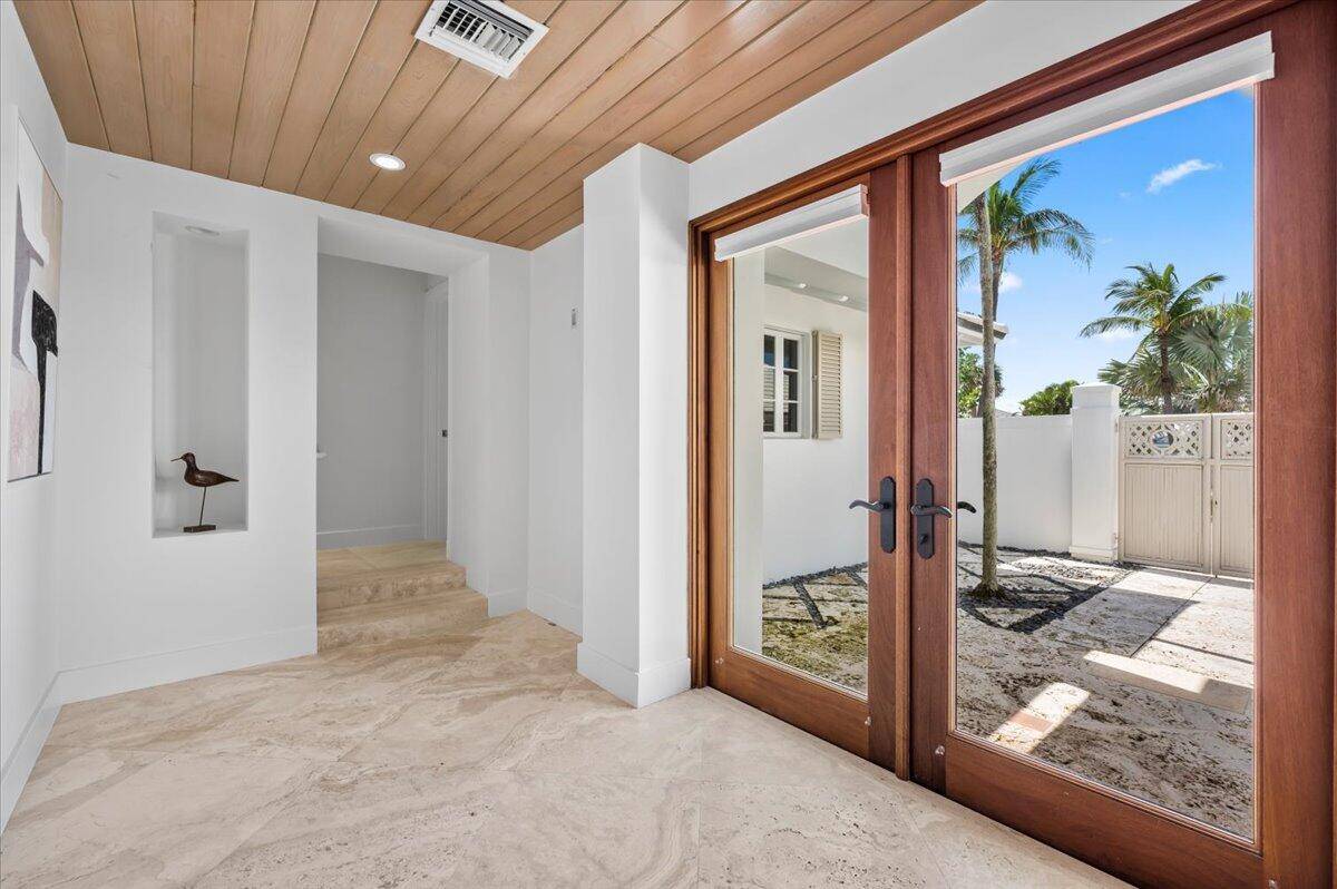 OCEAN OCEAN EVERYWHERE Direct Oceanfront Home Jupiter Inlet Colony On the Southern Tip of Jupiter Island 4 BR 5.