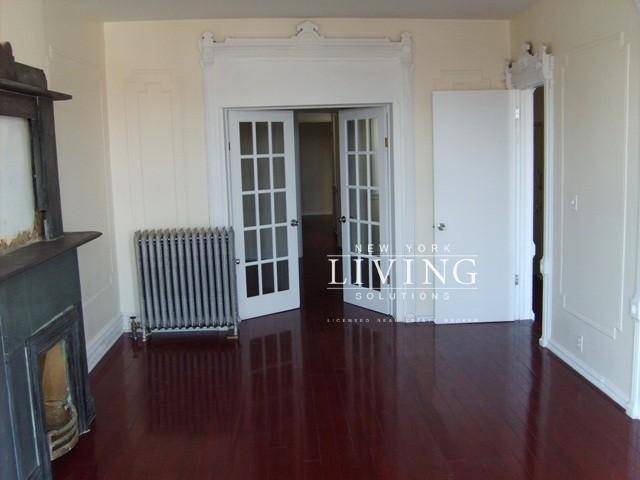 Beautiful sunny 4 bedroom 2 bath apartment located 1 block from the G train !