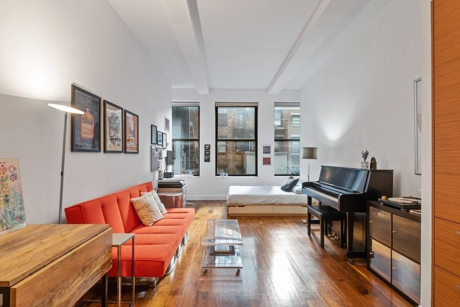 Dramatic 11 foot beamed ceilings and oversized windows are the hallmark of this architecturally significant pre war Chelsea boutique loft condominium, which was impeccably gut renovated in 2008 by award ...