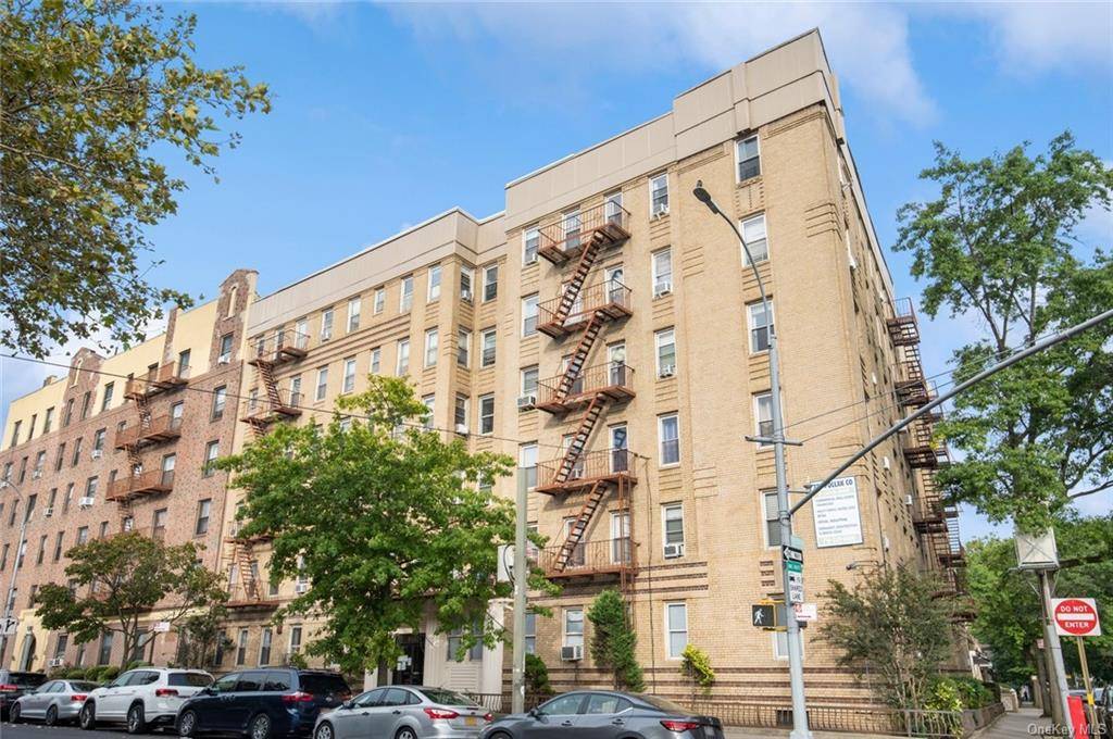 Great location. Minutes from Belt Parkway, Public Transportation and Shopping Area.