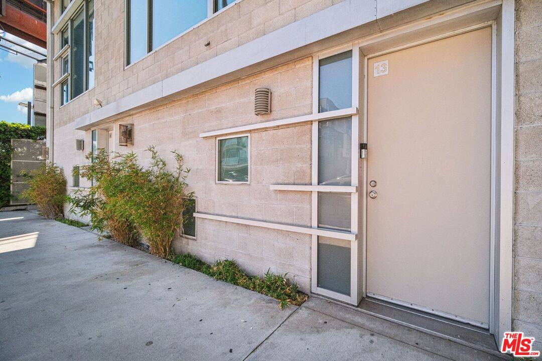 717  N Highland Ave 2BR Hancock Park La