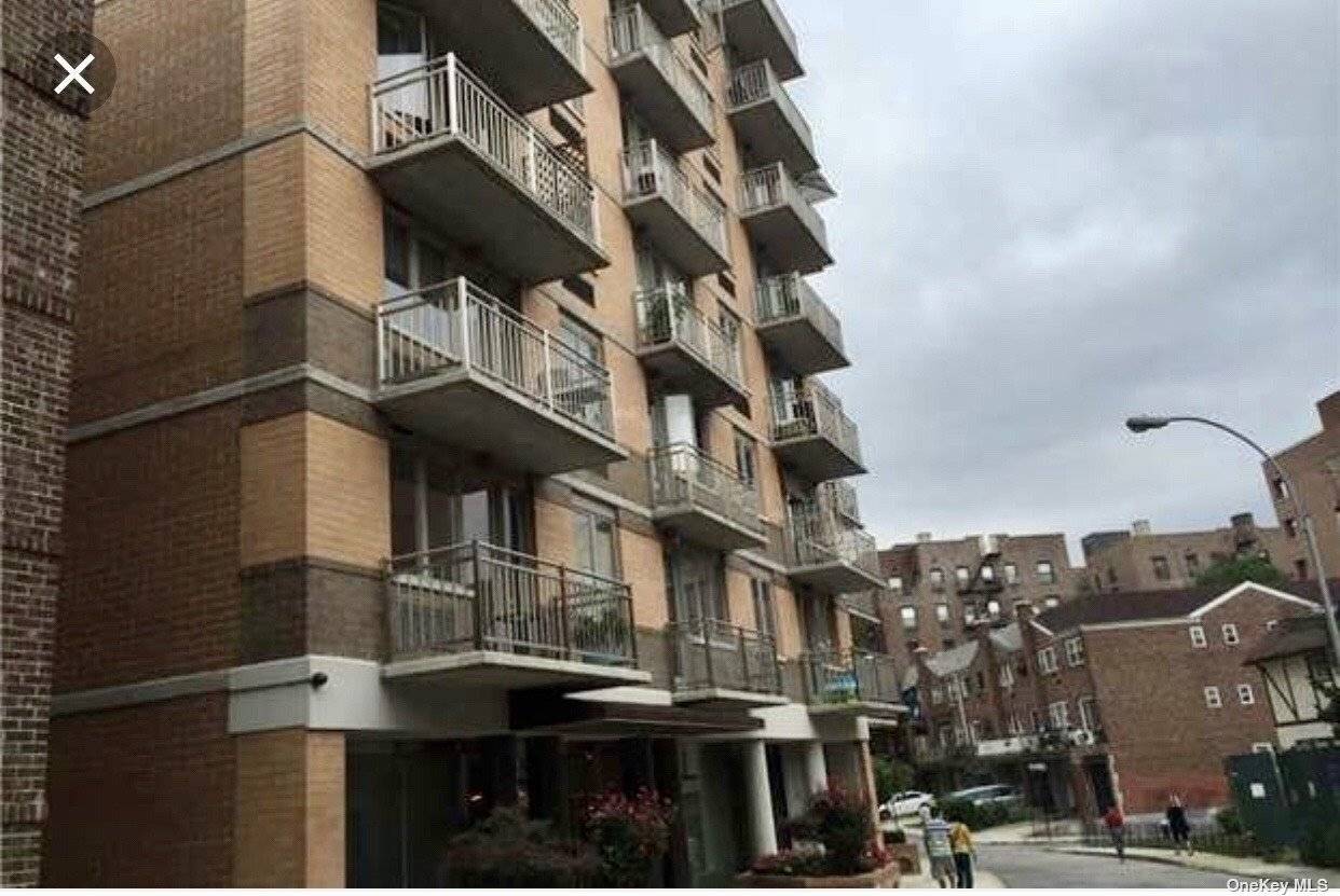 Spacious and beautiful CONDOMINIUM unit in one of the most prestigious Condo buildings in the heart of Kew Gardens.