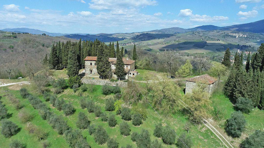 Historic property with 19 hectares of land, 1200 farmhouse and outbuildings for sale in Rignano sull'Arno, near Florence.