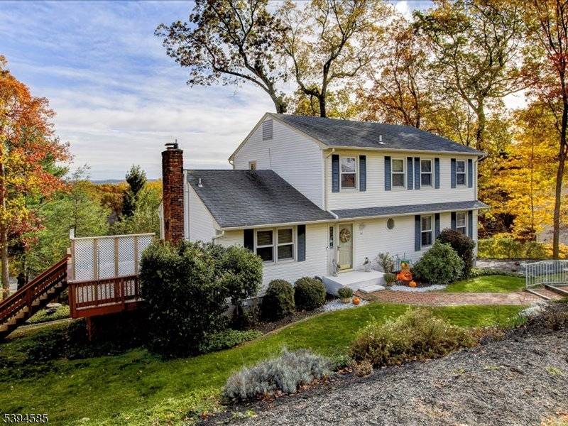 Move in ready, cozy Colonial with mountain views !