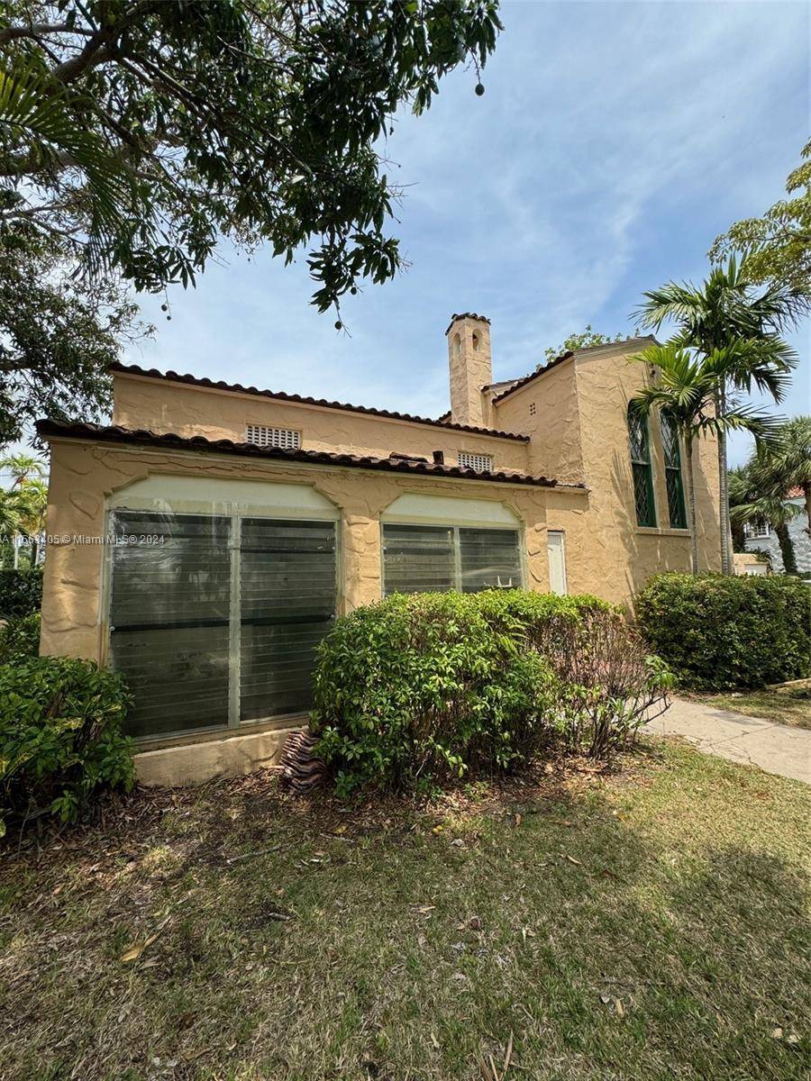 DON'T MISS THIS RARE OPPORTUNITY TO OWN A 9000 SFT CORNER LOT IN THE COVETED LAS OLAS IDLEWYLD NEIGHBORHOOD.