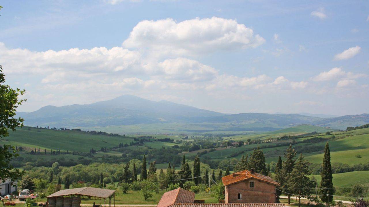 Estate with two houses and 18 hectars of land for sale in Tuscany, near Pienza with magnificent views of Val d'Orcia.