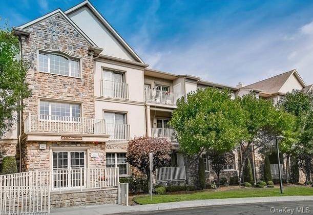 THE RETREAT AT AIRMONT, THE PREMIER 55 COMMUNITY FEATURES THE FABULOUS BRIGHTON MODEL Beautifully maintained and updated, light amp ; bright perfect 1st Floor Unit in the highly sought after ...
