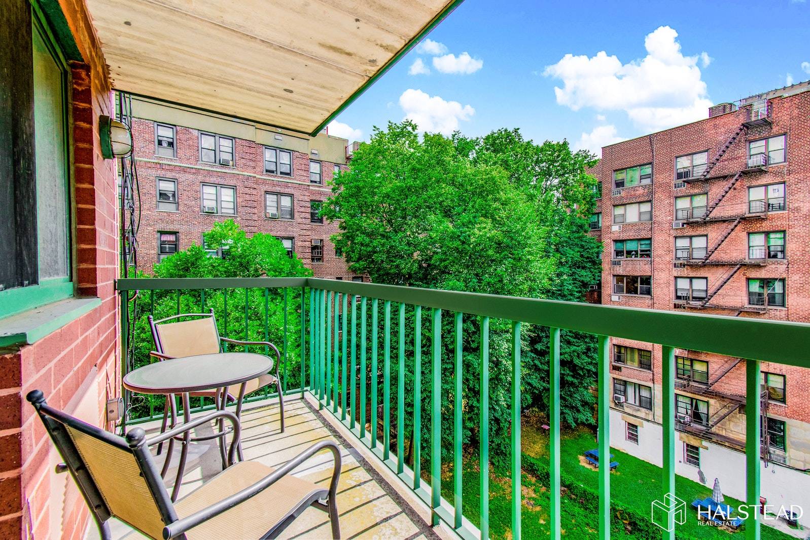 This sunny one bedroom unit is located in the heart of Riverdale.