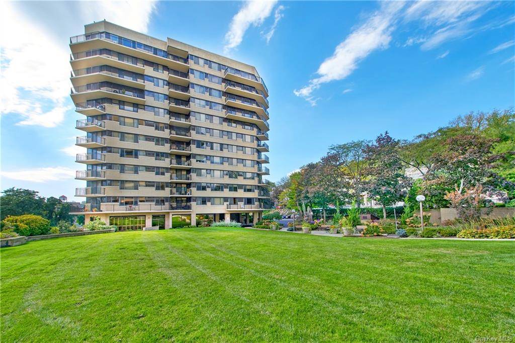Move in Ready to this amazing gated community condo in the center of White Plains.