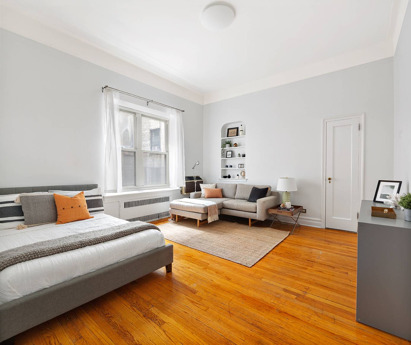 55 Pineapple Unit 2H is a spacious and serene studio located on one of Brooklyn Heights' most desirable blocks.