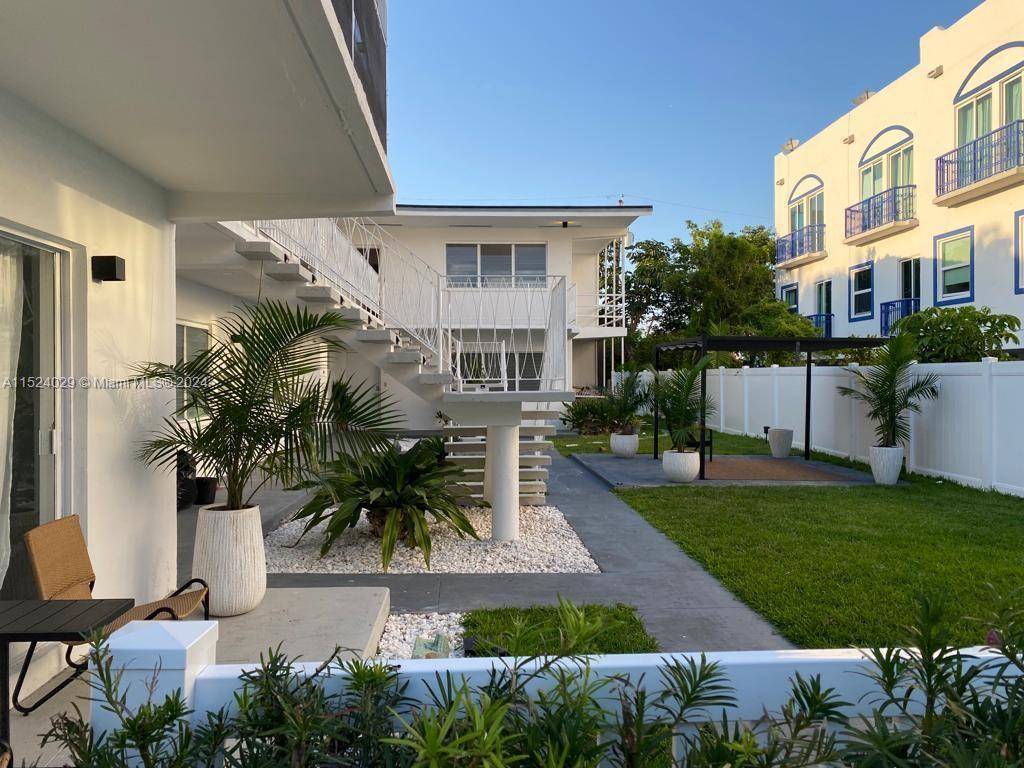 BEAUTIFUL APARTMENT WITH 2 BEDROOMS, TWO BATHROOMS IN A BUILDING LOCATED IN BAY HARBOR ISLES, A FEW MINUTES FROM THE BEACH, RESTAURANTS AND SHOPING NEARBY.