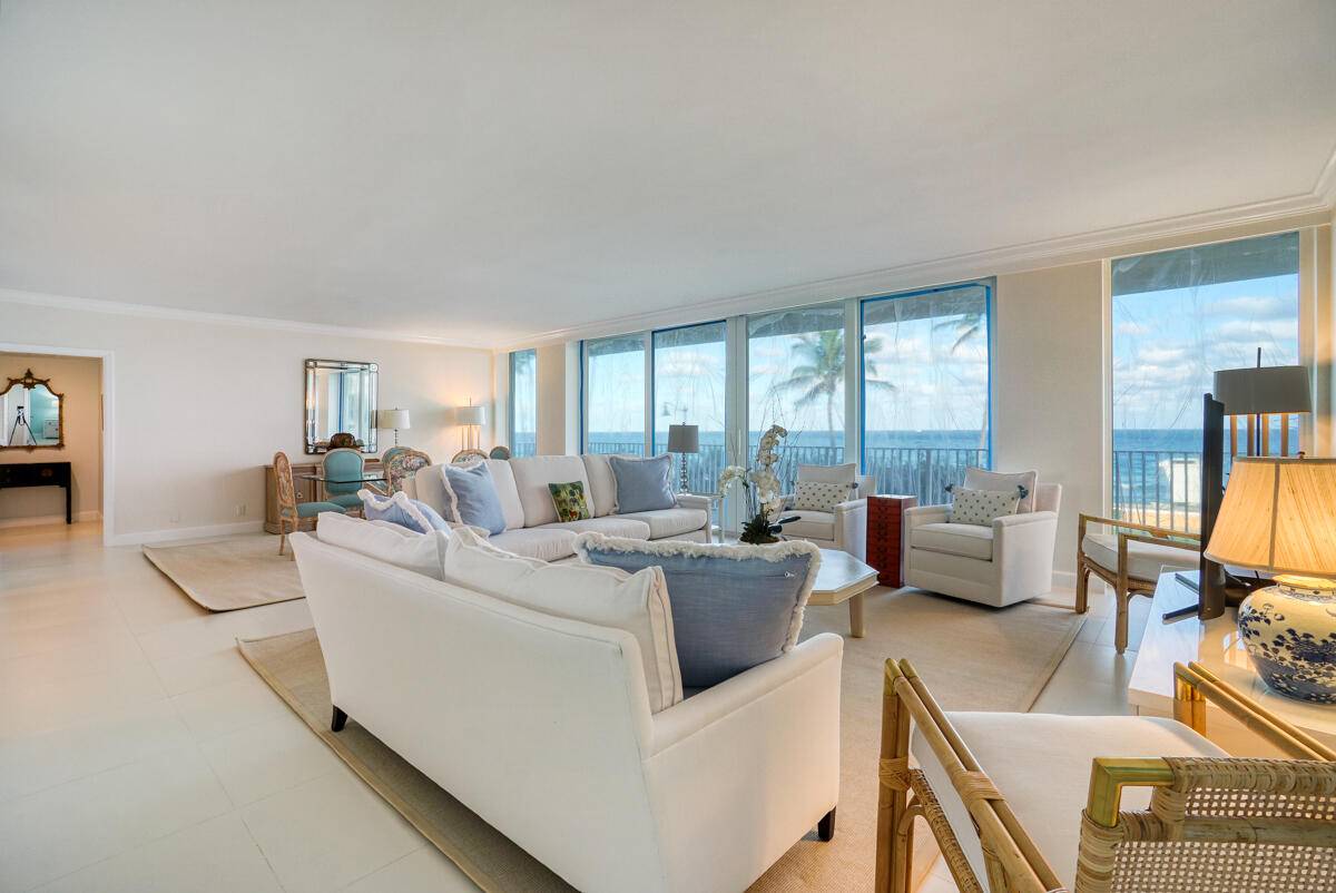 Stunning, in town 2 bedroom apartment in an oceanfront boutique building Lowell House, this unit has all new designer furnishings fresh and clean ready for a 2023 seasonal lease.