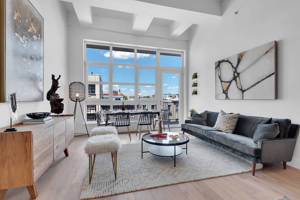 This premium 41 unit condominium residence resonates to the unmistakable rhythm of Long Island City.