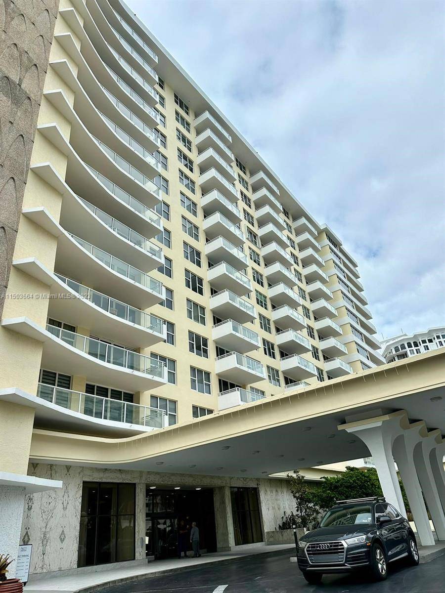 Charming 2 bedrooms, 2 bathrooms high rise unit on the 10th floor !
