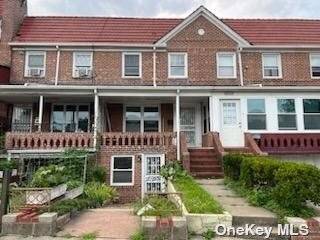 Beautiful legal 1 family townhouse in the heart of Rego Park bordering Middle Village.