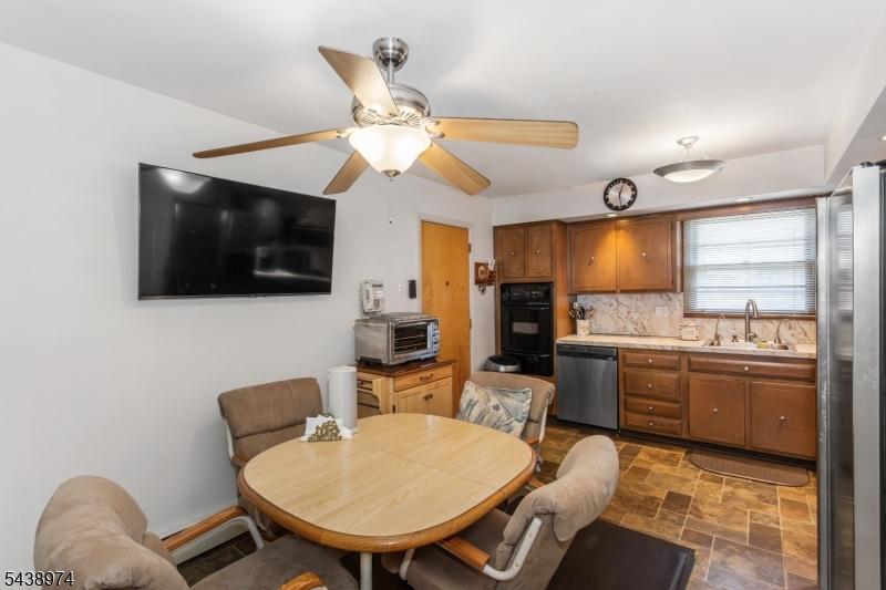 Unit 2 Modern Eat In Kitchen