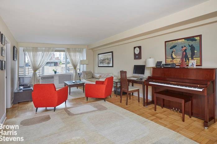 This junior four apartment has a spacious living room with western exposure.