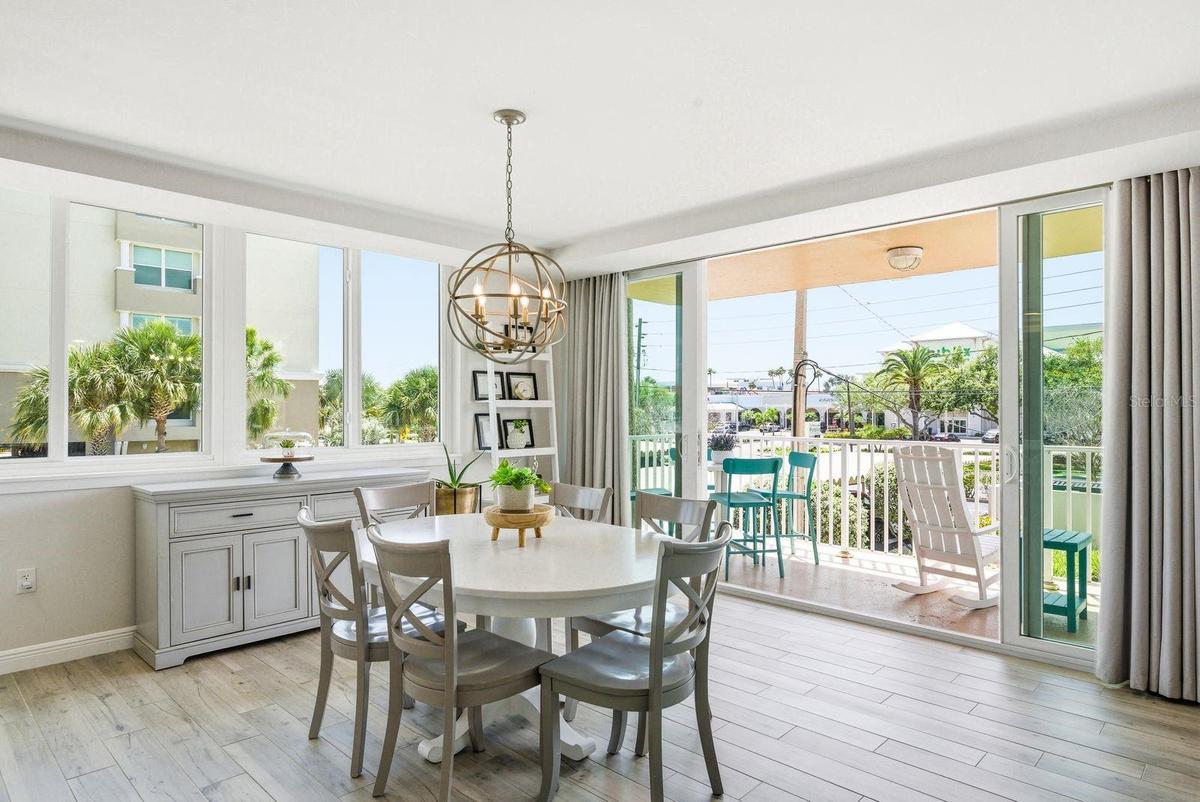 Dinette area with access to the first balcony.