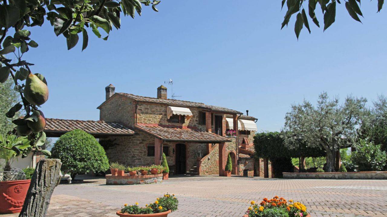 Lucignano, on sale in Tuscany old stone farmhouse with annex, swimming pool overlooking the Val di Chiana and 7 hectares of land. wonderful position