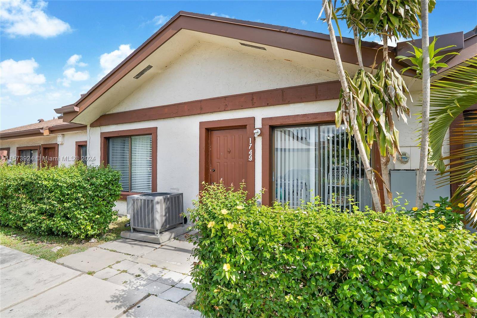 Perfectly located in Plantation, this updated 2Bed 2Bath 1, 175 SF villa with walk in closet, large patio, vaulted ceilings offers a blend of comfort and convenience.