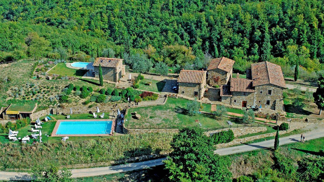 Splendid restored property with 25 hectares of land for sale in the heart of Chianti, a few km from Florence.