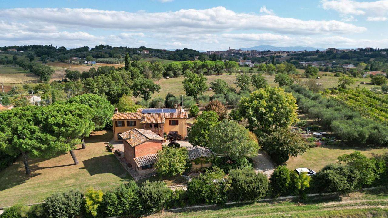 Prestigious renovated villa with outbuilding, 5000 sqm garden with olive grove and garage for sale in Foiano della Chiana, Tuscany.