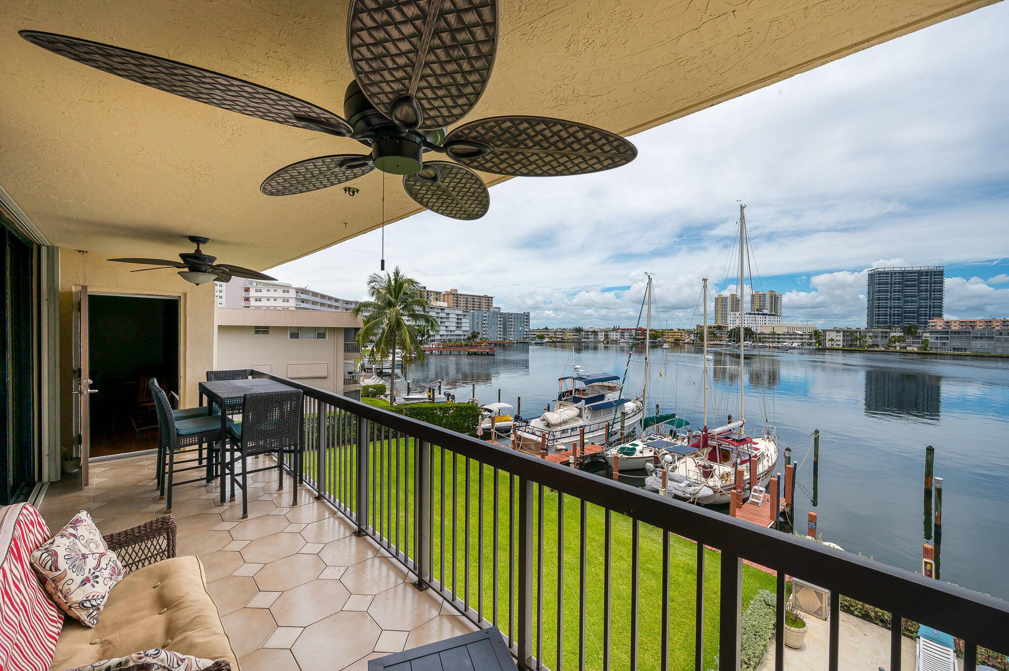 FABULOUS LOCATION, LARGE UNIT 2 2 PLUS, BALCONY OVERLOOKING GOLDEN ISLES LAKE, OCEAN ACCES, 50 FOOT BOAT SLIP, THIS UNIT FEATURES AN LARGE MASTER BEDROOM EAT IN KITCHEN FAMILY ROOM, ...