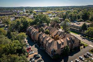 Welcome to The Mew's ! This one bedroom and one and a half bathroom condo is located in the desirable location of West Hartford center !