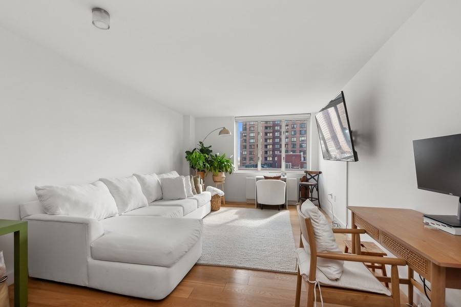 Welcome to this sun drenched 1 bedroom 1 bathroom in the heart of Battery Park City.
