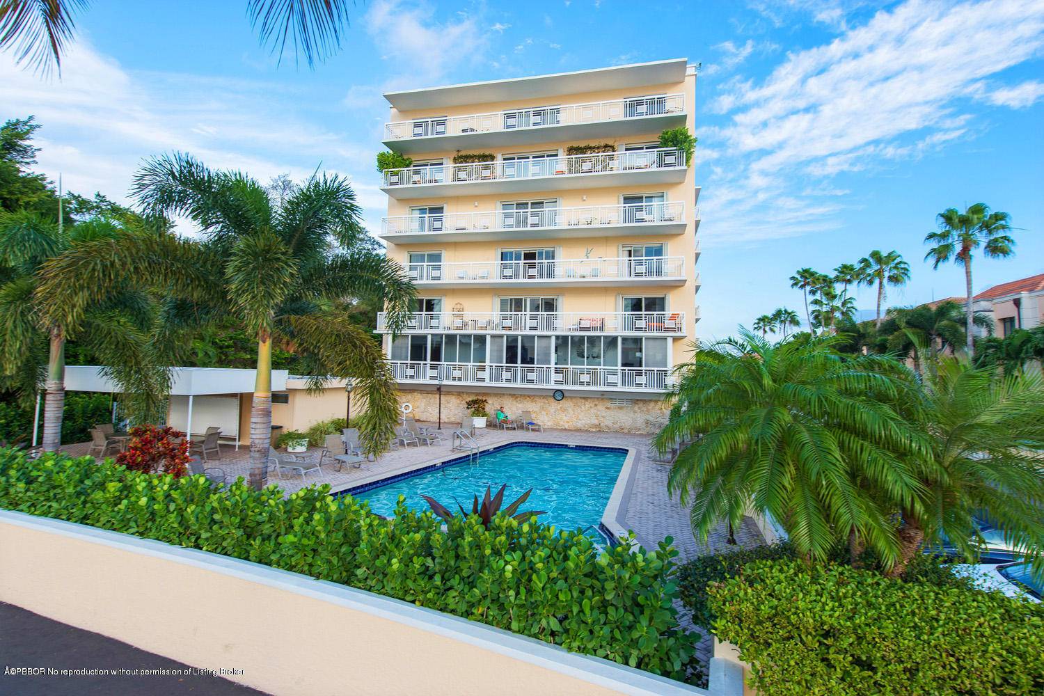 Enjoy views of the intracoastal from this rare and beautifully updated, oversized 2 2 unit with a Southern exposure in the coveted Lake Towers building.
