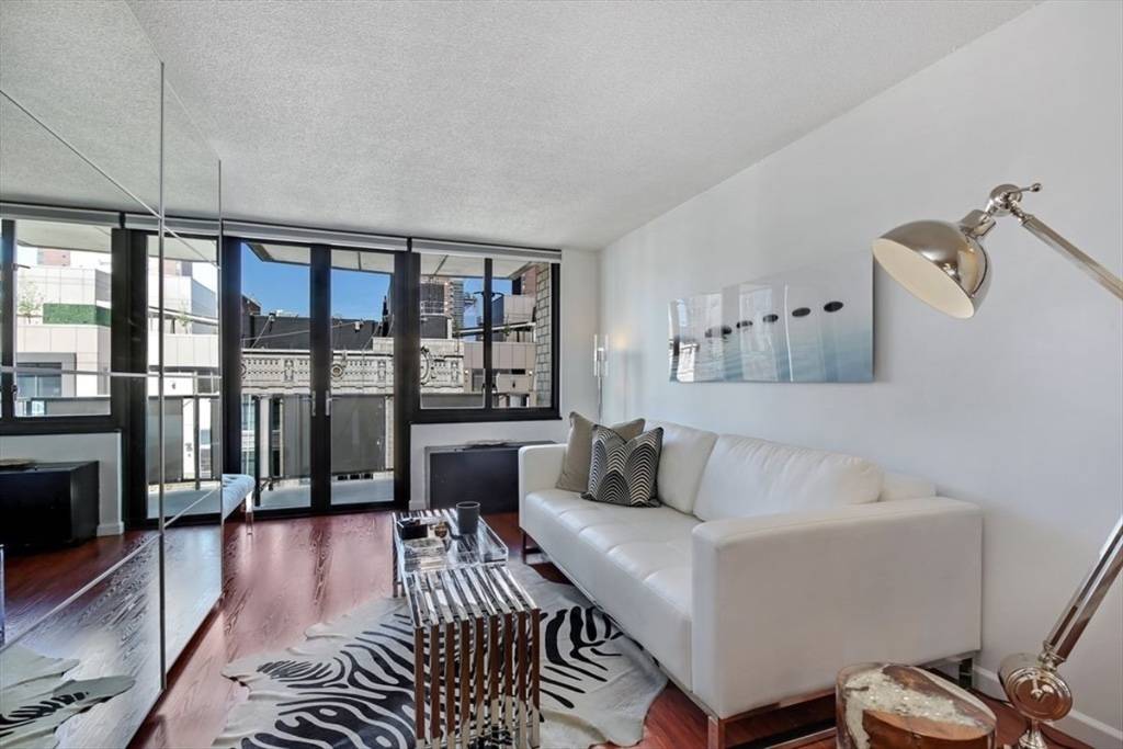 Bright, high floor 1 bedroom with a large balcony overlooking Park Avenue South.