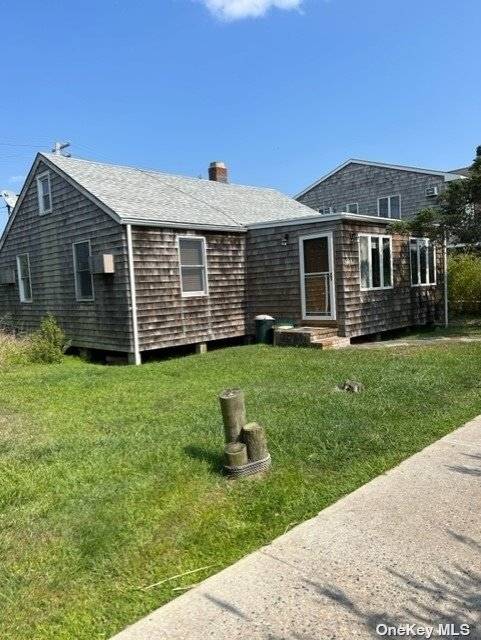 Welcome to this charming little cottage home located just a stone's throw away from the town and the beach !