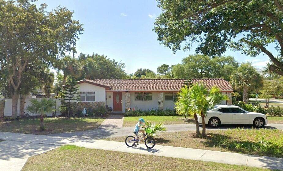 Lovely 3BR CBS home in the heart of Tequesta.