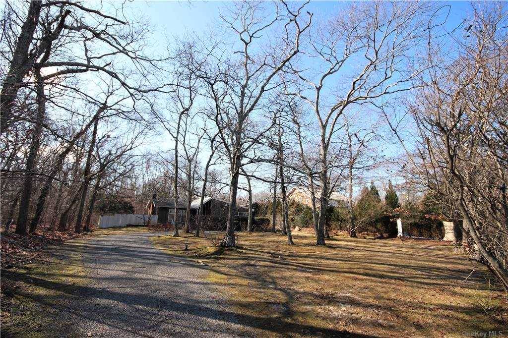 4 beaches within 10 minutes Amagansett East Hampton Hills Set back on a one acre lot 4354.