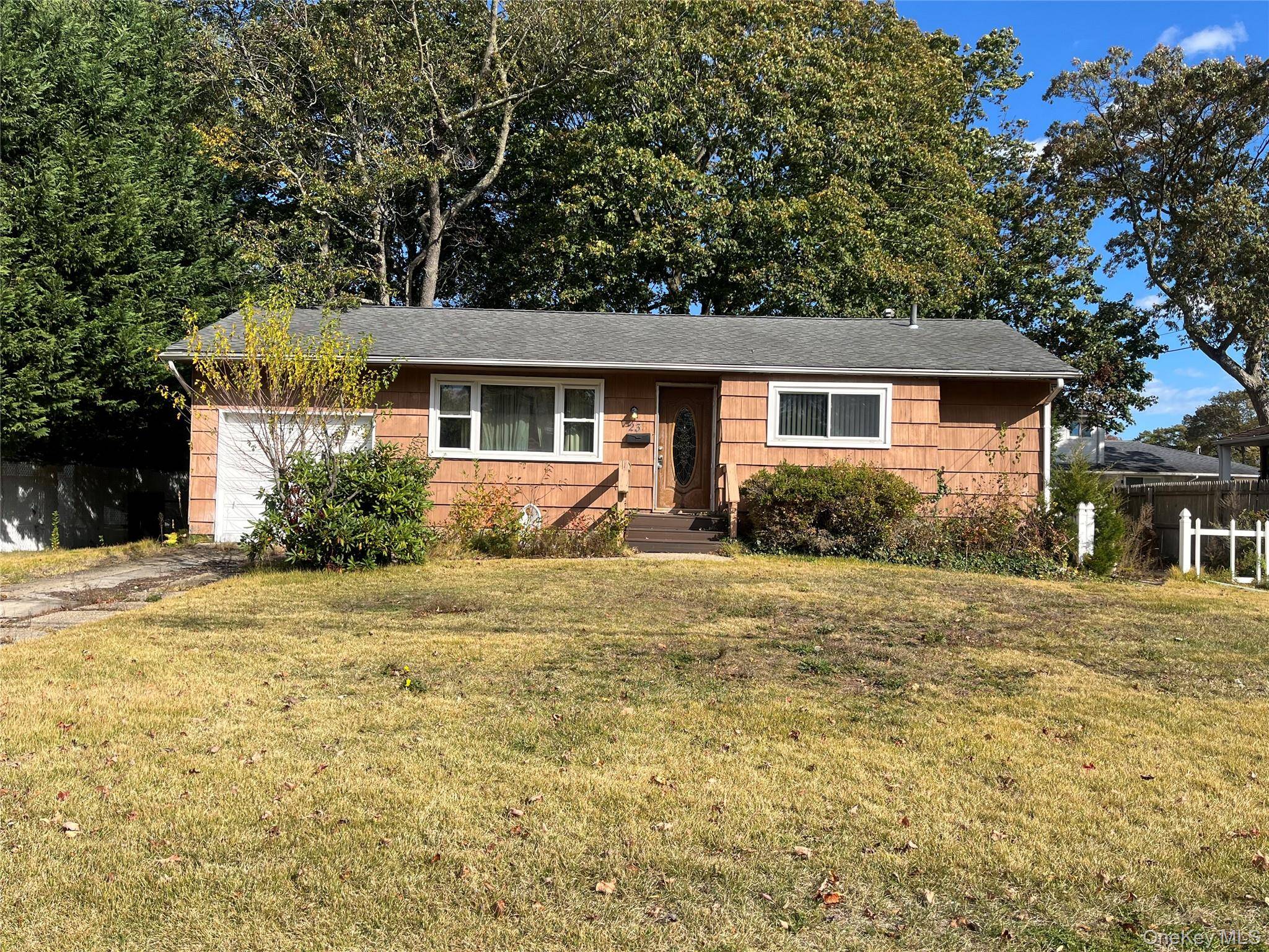 Handyman Special AS IS Sale Bring your vision and creativity to this 3 bedroom, 1 bath home located in a charming Deer Park neighborhood.