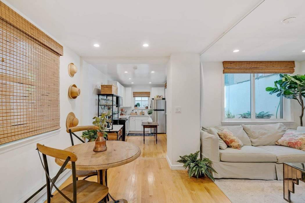 Situated just off Park Avenue in an elegant townhouse, this apartment is a truly unique one bedroom garden oasis.
