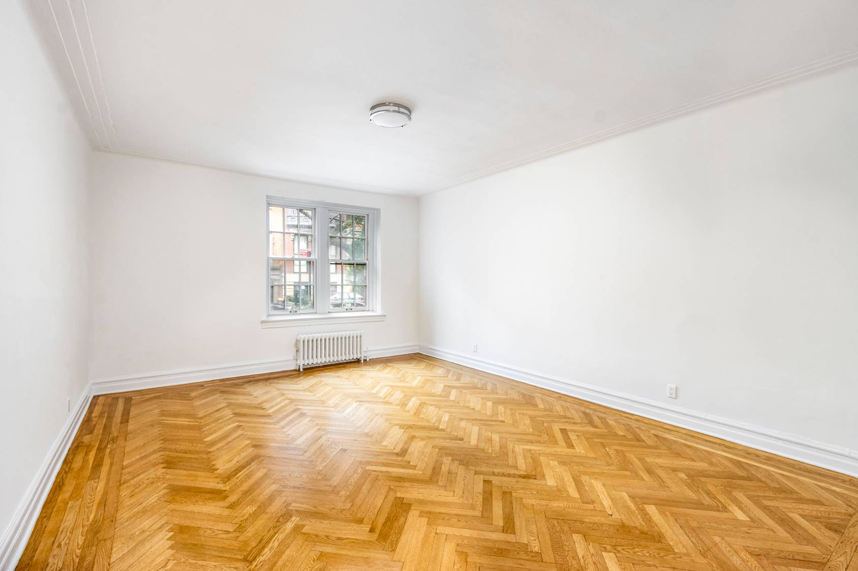 This extra large, gut renovated co op apartment on the prettiest and most prestigious block in Brooklyn Heights is the perfect 1 bedroom.