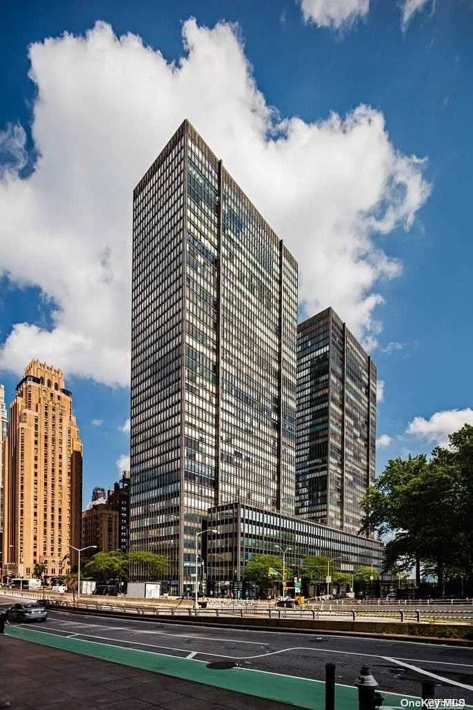 Great Opp0rtunity to own this Professional Condo business office in this Luxury UN PLAZA CONDOMINIUMS in great location next to the United Nation building and to be among all international ...
