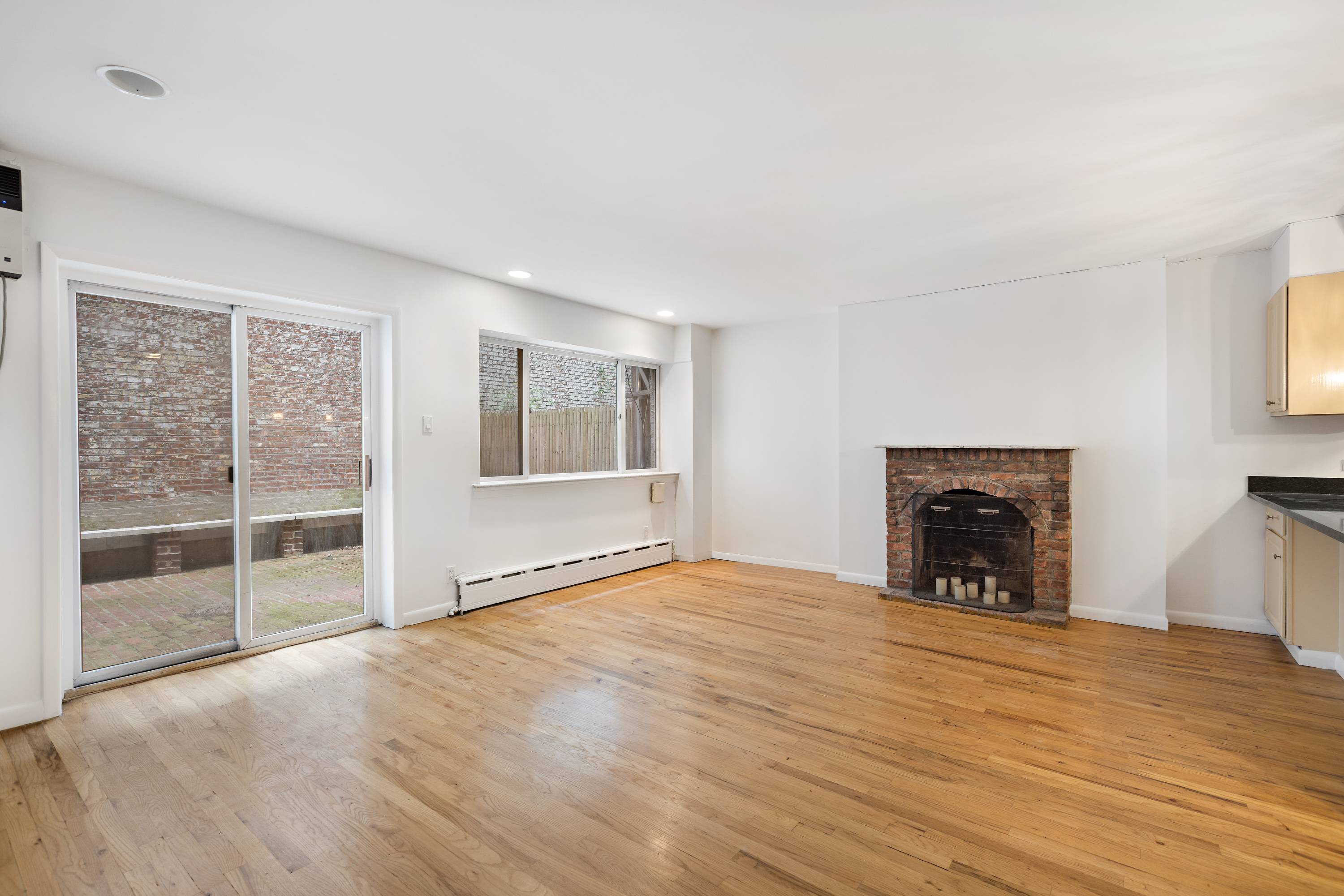 Elegant Park Avenue Townhouse apartment conveniently located in Carnegie Hill near, Museum Mile, Central Park, Madison Ave restaurants and transportation.