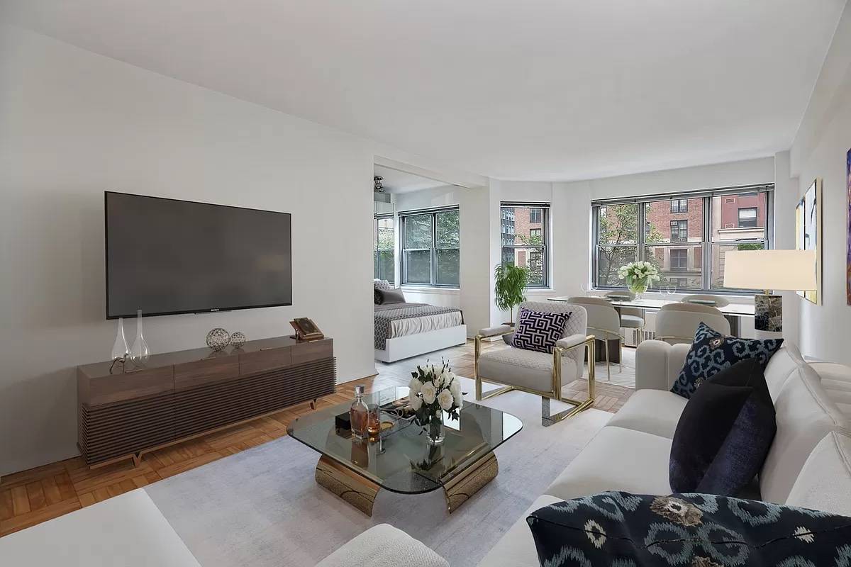 OVERSIZED ALCOVE STUDIO WITH BREATHTAKING VIEWS OF PARK AVENUE !