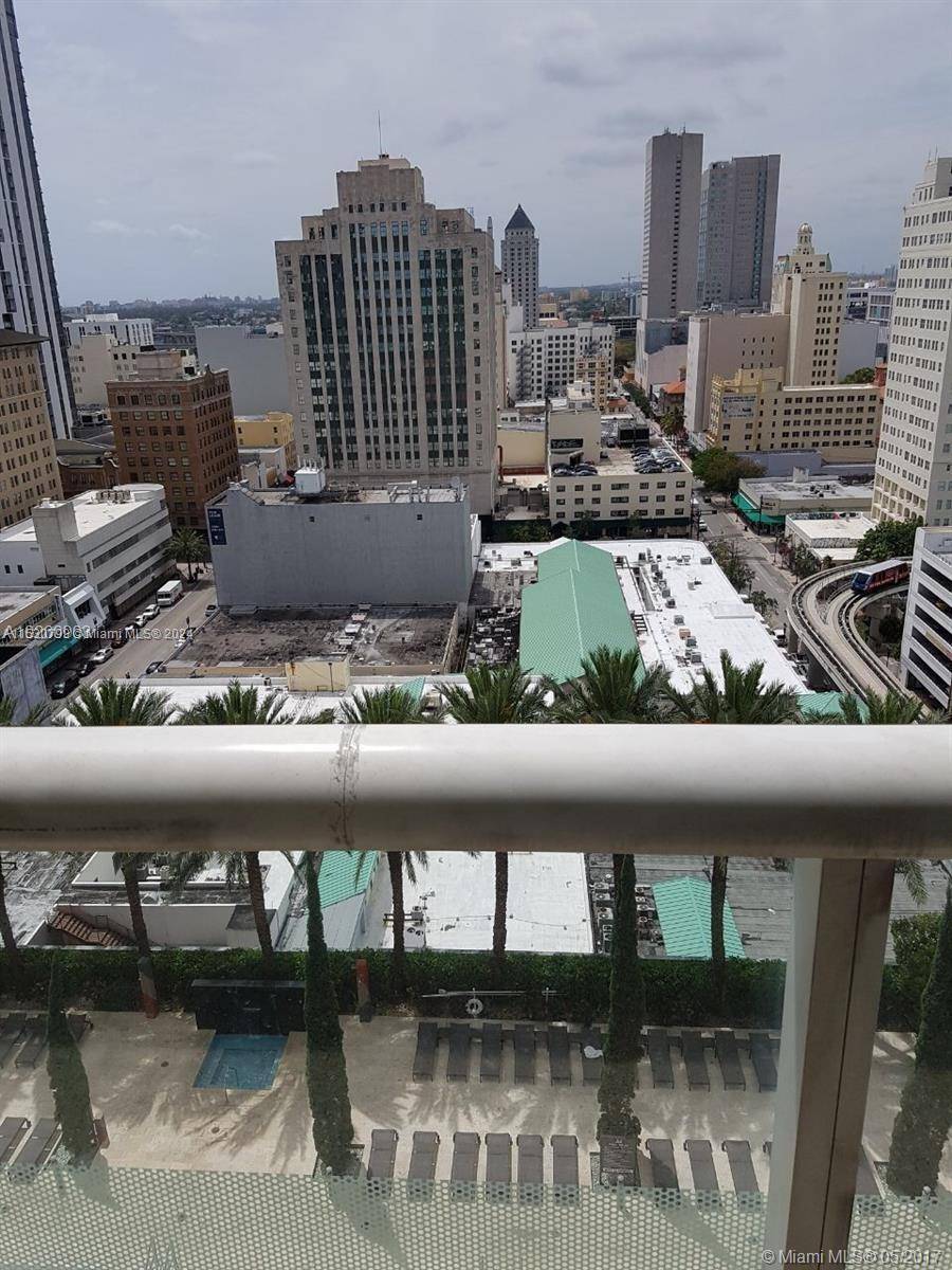 FURNISHED 1 BEDROOM 1 BATH PLUS DEN IN THE HEART OF DOWNTOWN MIAMI, CITY VIEWS, TOP OF THE LINE CABINETRY AND APPLIANCES, KITCHEN WITH GRANITE COUNTER TOPS, STATE OF THE ...