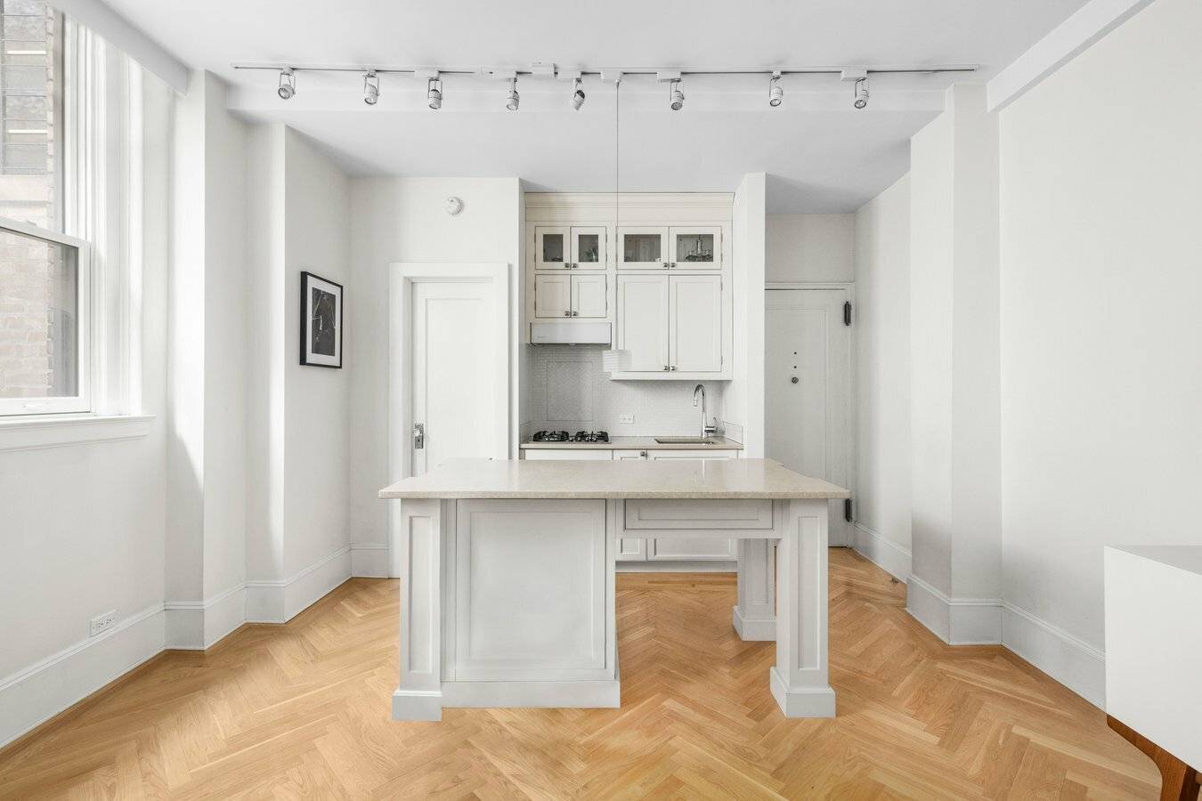 Experience the pinnacle of Upper East Side living, accompanied by one of the LOWEST MAINTENANCE FEES amp ; ATTRACTIVE PRICING !