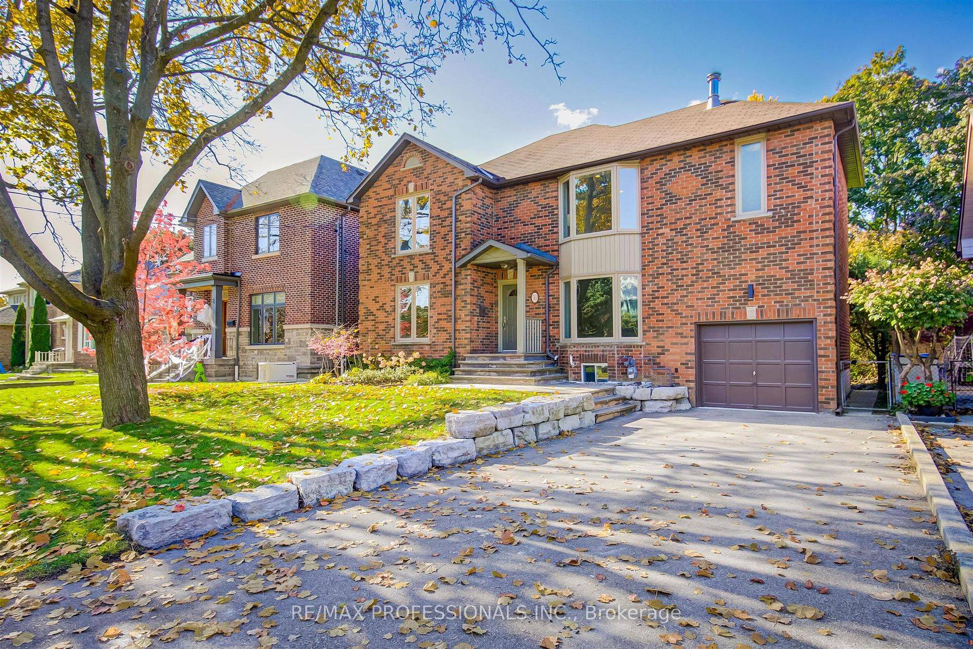 Beautiful 2Storey renovated Family Home in desirable Springbrook Gardens.