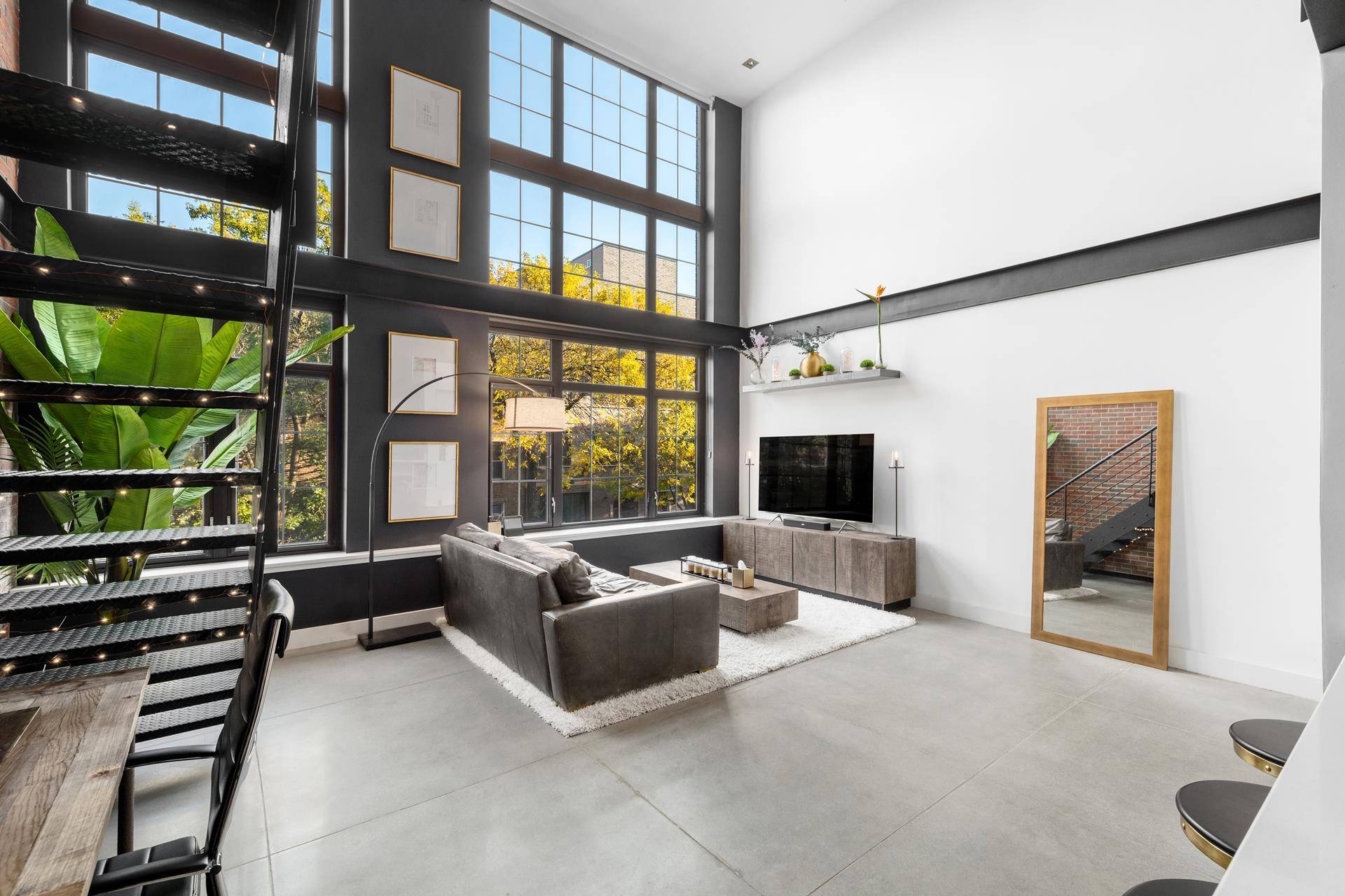 Come home to this spectacular LOFT 1 Bedroom 1.