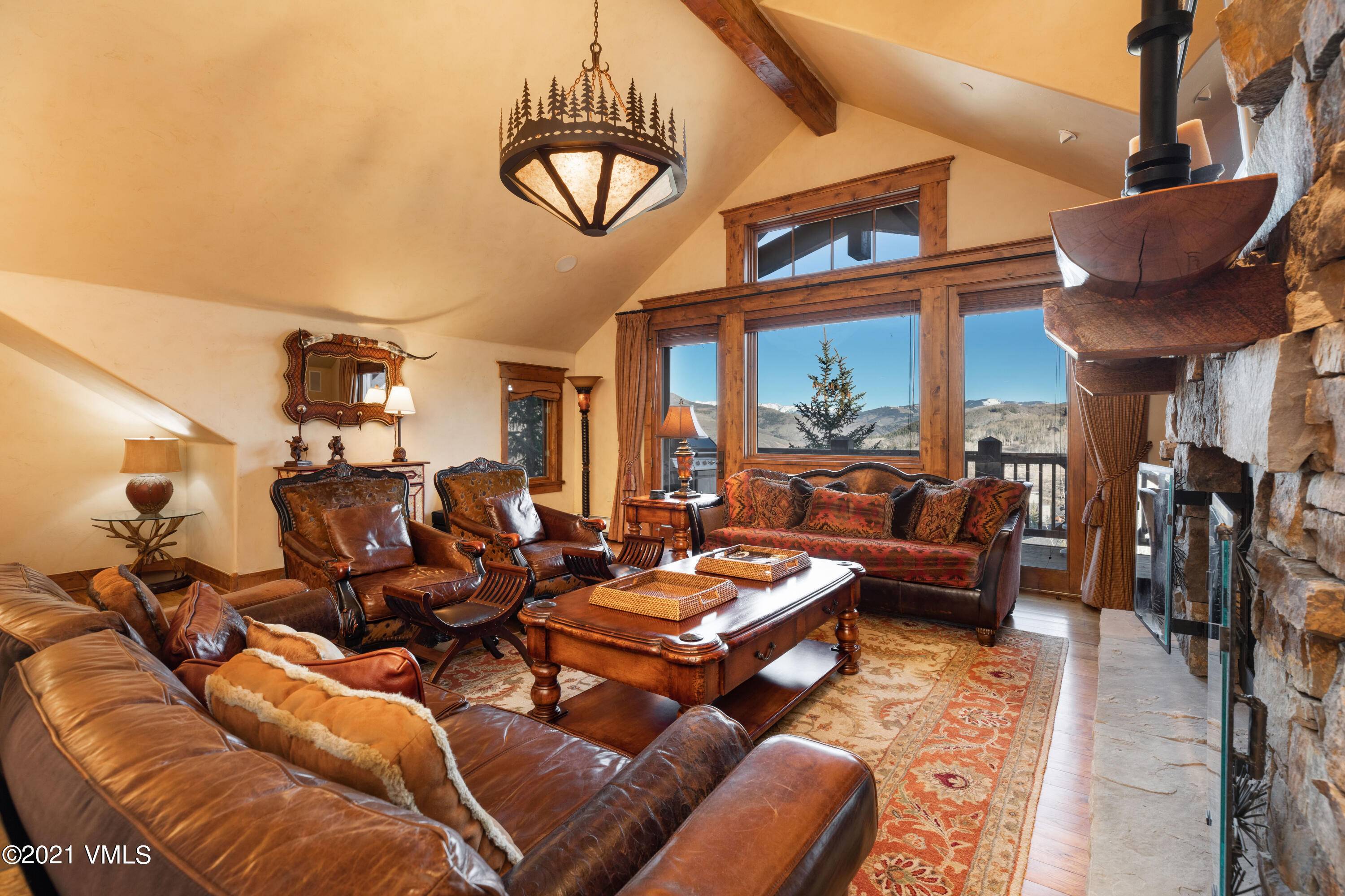 Furnished 4 bedroom penthouse, enormous views to the Gore Range and sublime ski in ski out access on Roughlock ski way.