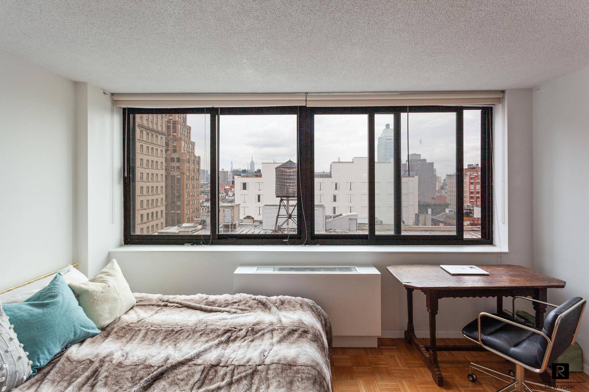 Bright studio with iconic Empire State views !