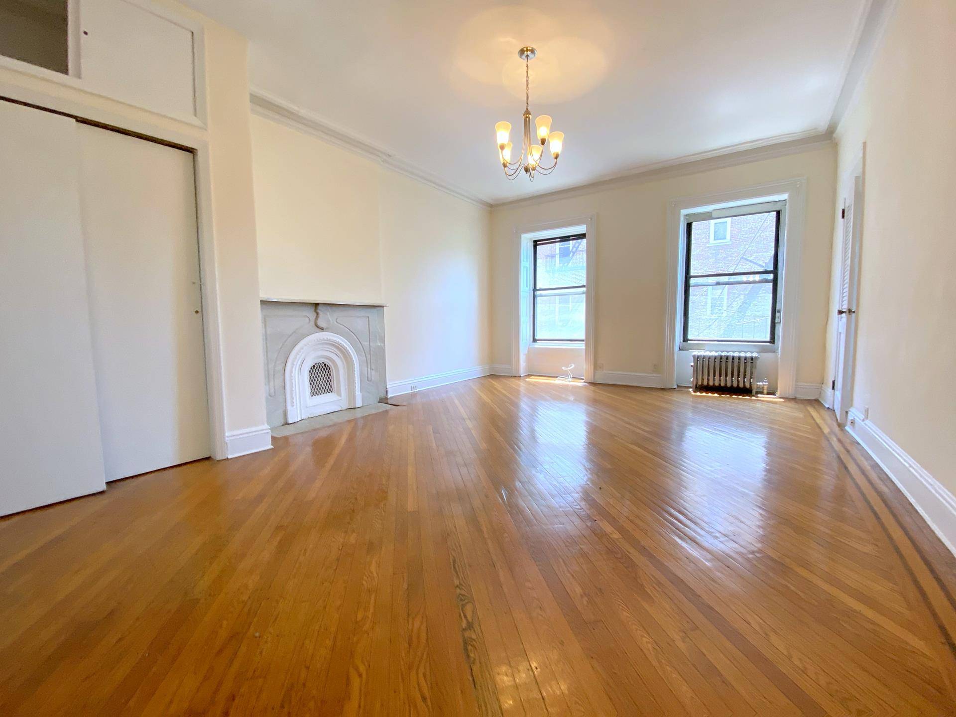 REDUCED NO BROKER FEE FOR DIRECT RENTERSLarge and very bright 1BDR in prime Brooklyn Heights location for an immediate lease start !