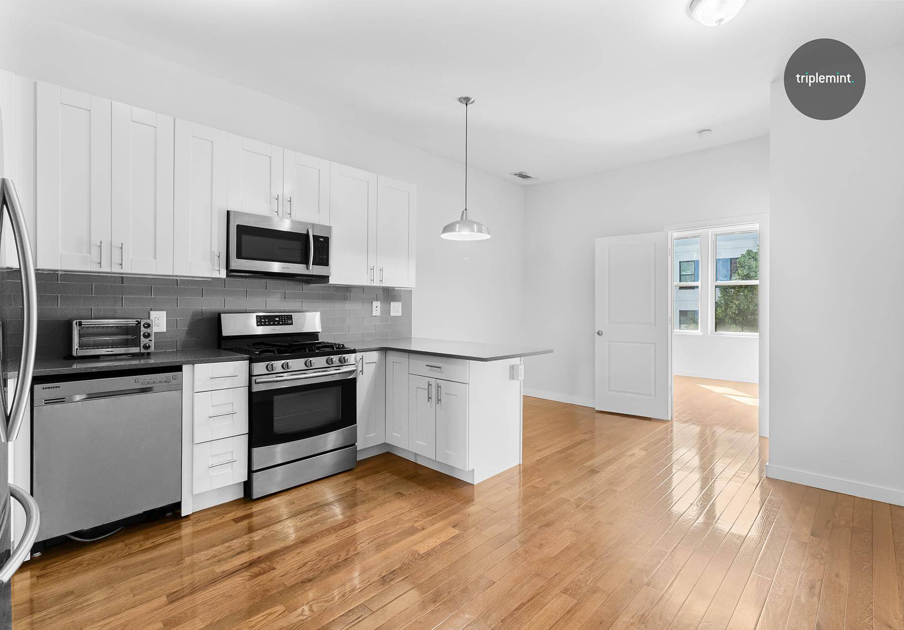 Great 3BR flex 4BR Gorgeous kitchen with plenty of counter space Hardwood floors throughout the apartment Fully modern tiled Bathroom CENTRAL AC Washer and dryer in building Renovated and well ...