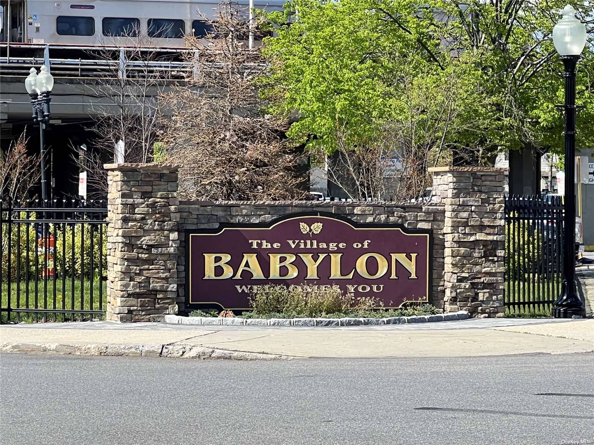 Prime location right in the heart of Babylon's Downtown !